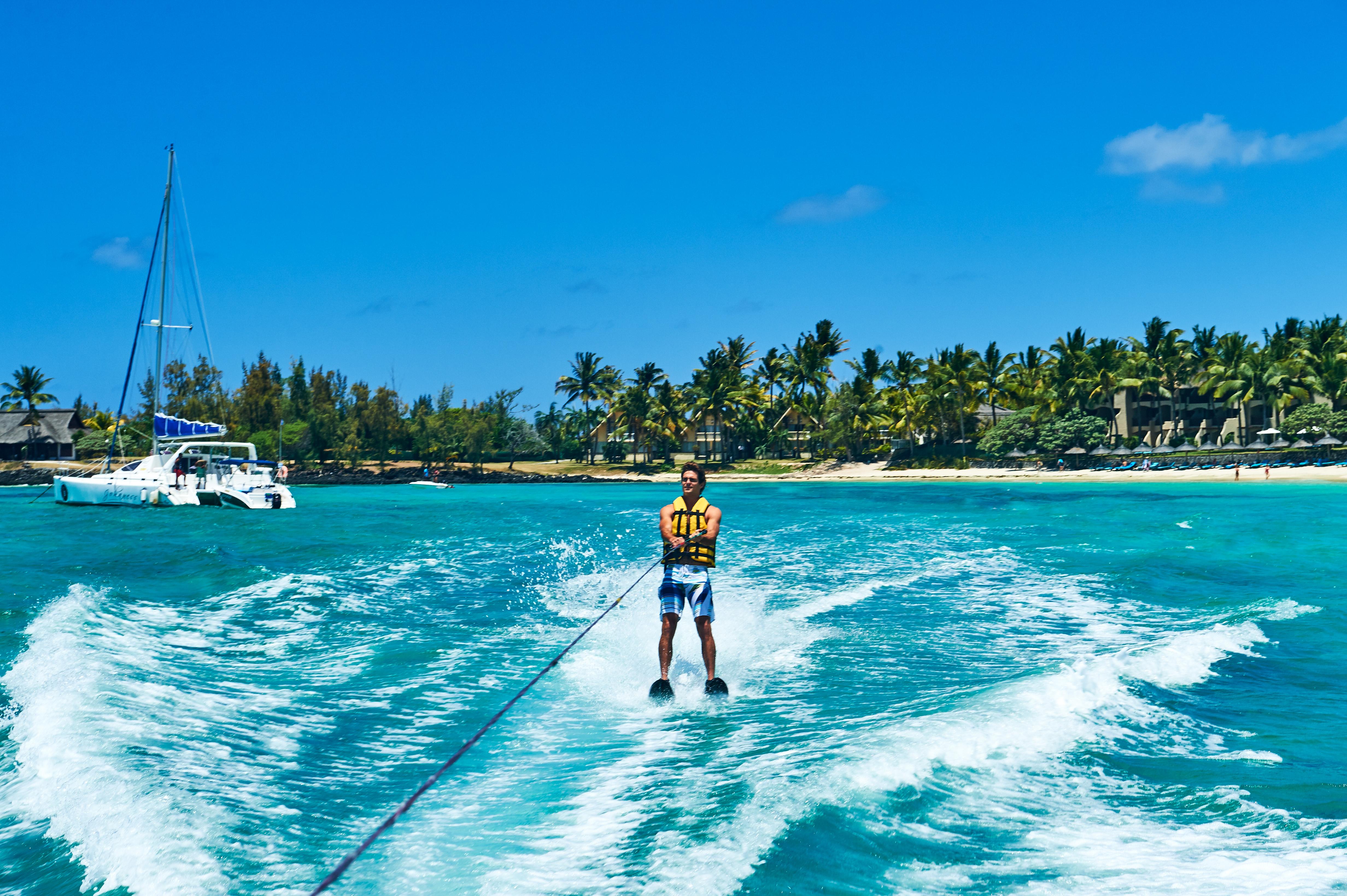 Constance Belle Mare Plage Exterior foto A man waterskiing in Bermuda