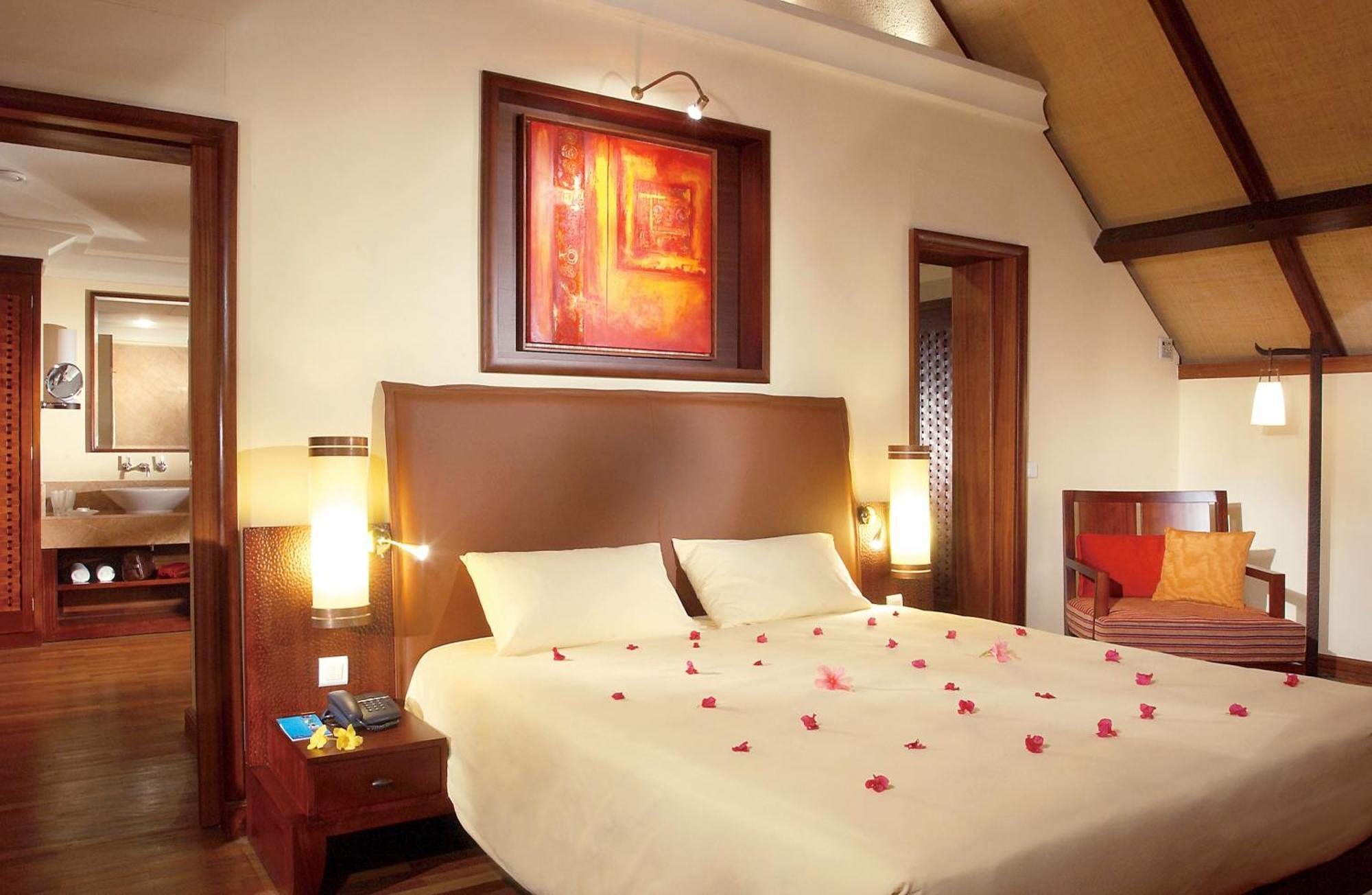Constance Belle Mare Plage Zimmer foto A bedroom at the resort
